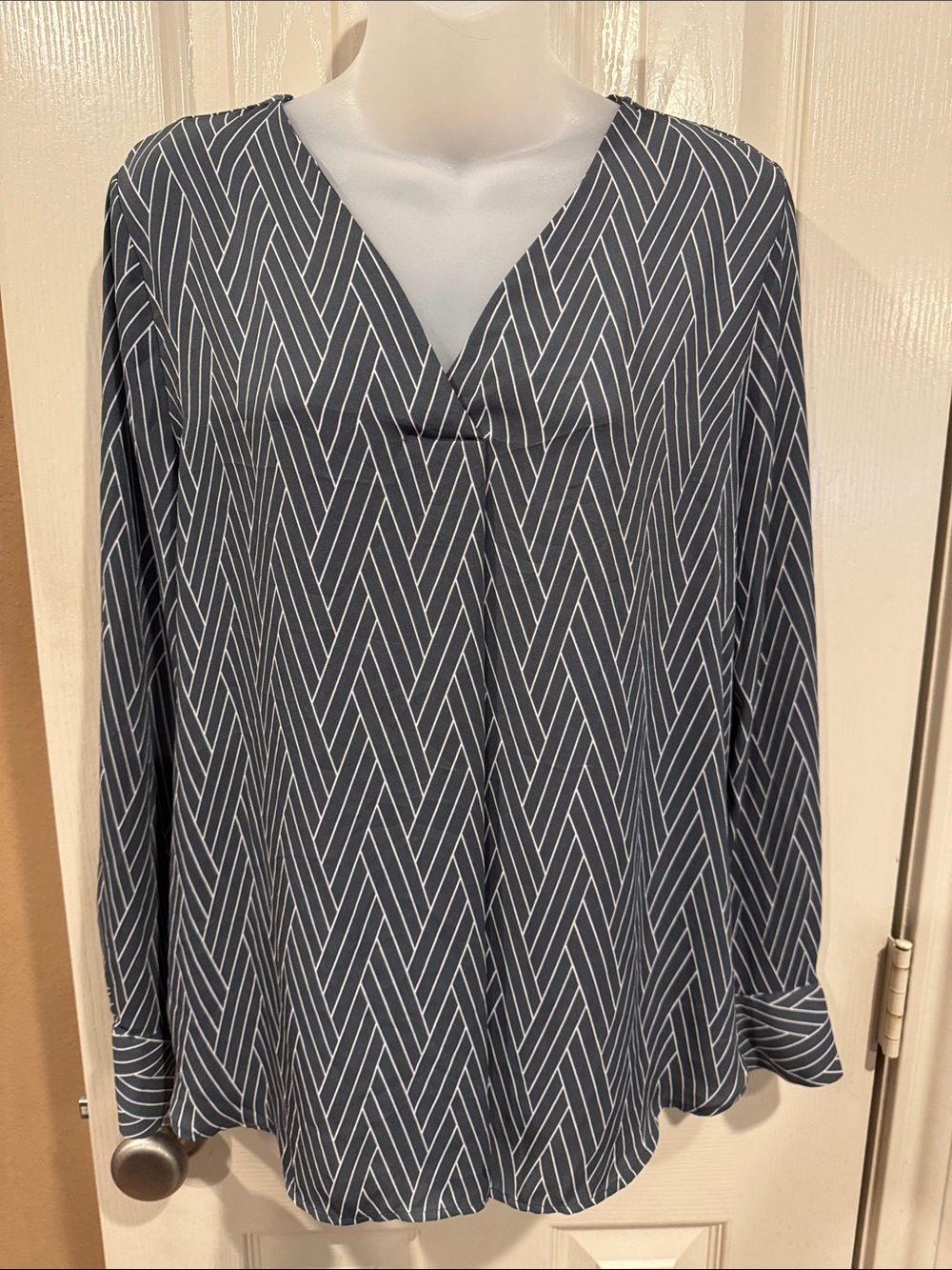 Ann Taylor gray popover v-neck blouse. Sz Medium